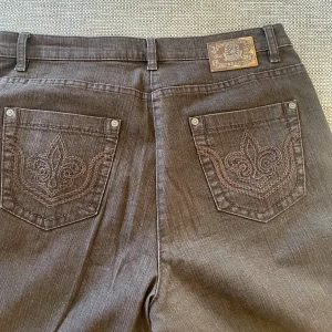 Bruna vintage jeans - Snygga vintage style jeans Toppskick ingen slitage Jeansen är straight leg och ’tall’ modell dvs långa ben Jag är 1.70 och kunde bara ha på mig dem med klackar.  Midjemått 86cm