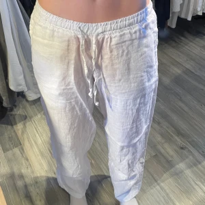 Lågmidjade linnebyxor  - Superfina lågmidjade linnebyxor i 100% linne från Chelsea. Tyvärr lite för korta för mig och har därför bara använt dem några få gånger💗