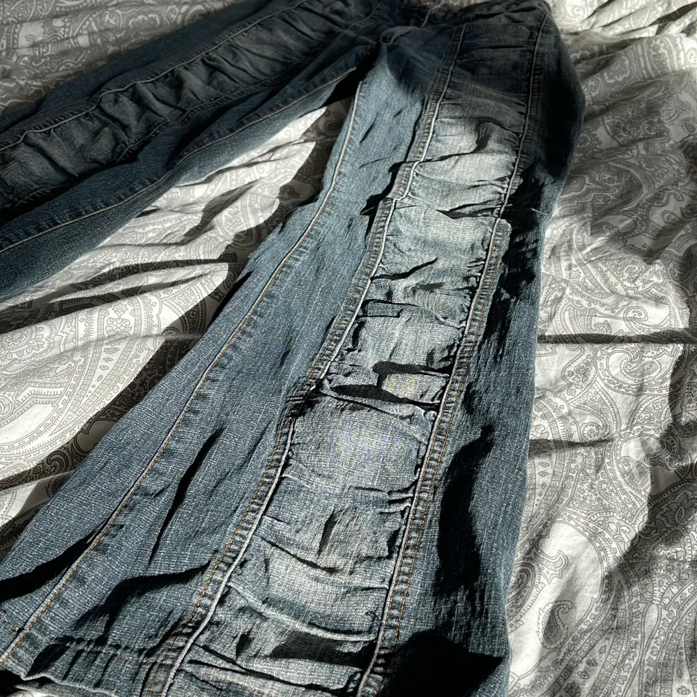 Så coola jeans med detaljer som tyvärr är för korta på mig som är 176cm Innerbenslängd 76cm Midijemått: 33cm men resår. Jeans & Byxor.