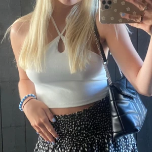 Vit Zaratopp  - Säljer denna topp från Zara, perfekt inför sommaren🙌 