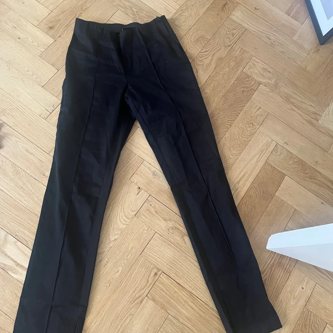 Monki kostymbyxor med slit 