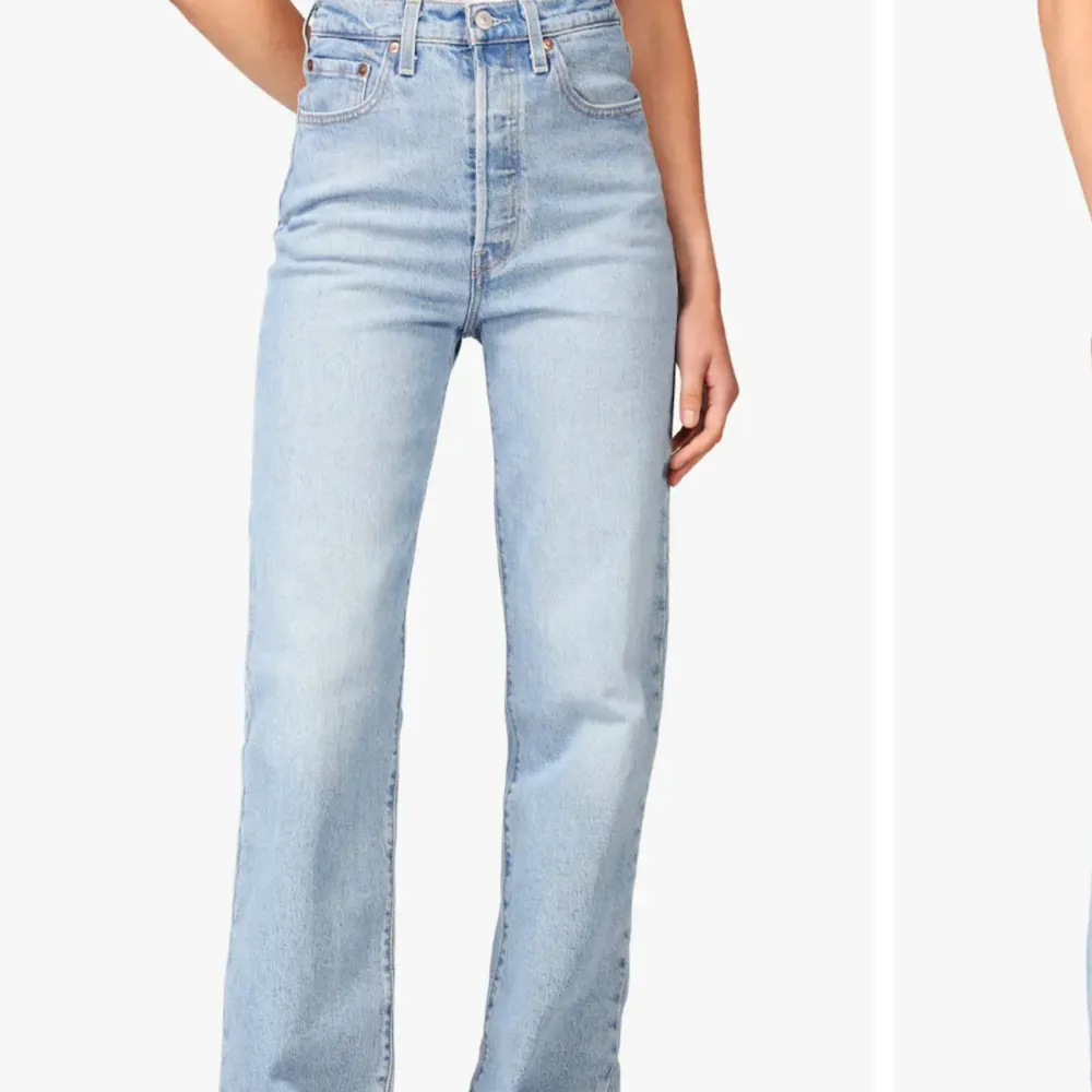 Super fina Levis jeans, använda en gång säljer då jag köpte fel storlek🩷 Storlek 27 längd 34 Nypris 1319kr. Jeans & Byxor.