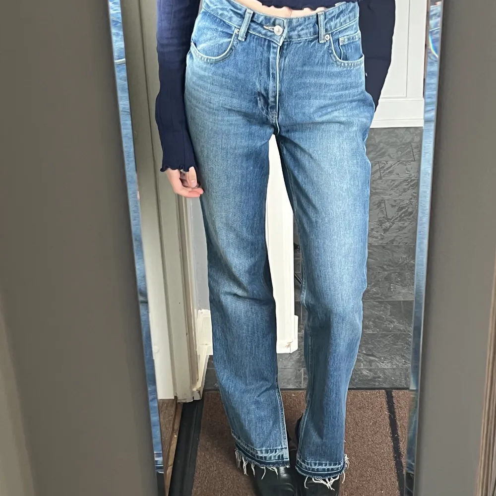 Supersnygga bootcut jeans med slit och slitningar längst ner. Midwaist. Köpta på chiquelle flagship store. 🌟. Jeans & Byxor.