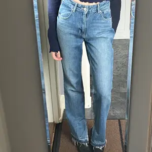 Supersnygga bootcut jeans med slit och slitningar längst ner. Midwaist. Köpta på chiquelle flagship store. 🌟