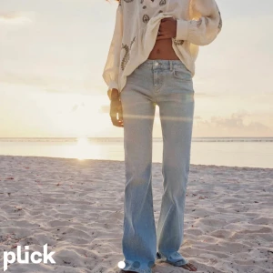 Zara jeans - Jätte fina low waist jeans från zara. Köpta förra året och tror inte de finns kvar. Fint skick men litet slitage längs ner på ena byxbenet (se bild 4). Orginalpris 400💞 