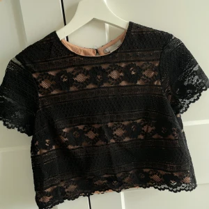 Svart (/beige) spetstopp - Jättefin svart spetstopp med fint mönster samt beige/brunt innertyg så inte alls genomskinlig. Strl XS
