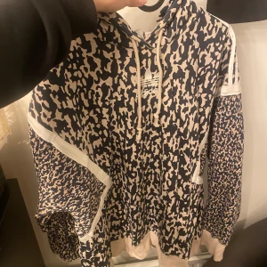 Adidas tröja  - Adidas Hoodie, oversized. Storlek 8 tror de är s?
