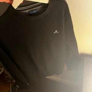 GANT SWEATSHIRT - Säljer denna svarta gant sweatshirten, klass skick, inga skador eller defekter. Knappt använd och skönt matrial. Nypris: 1199 kr +   | Mitt pris: 459 kr