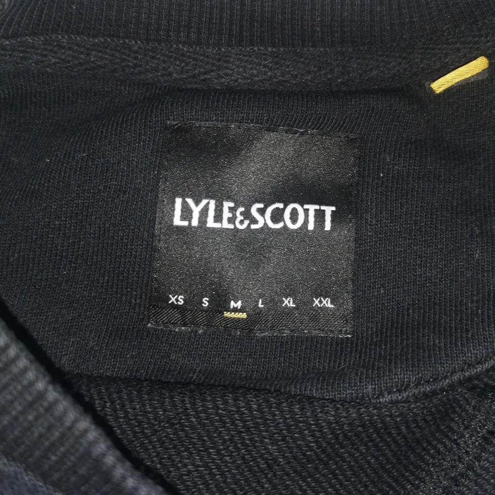 Knapt använt Lyle & Scott tröja, fick den som en present men har redan växt ut från M. Tröjor & Koftor.
