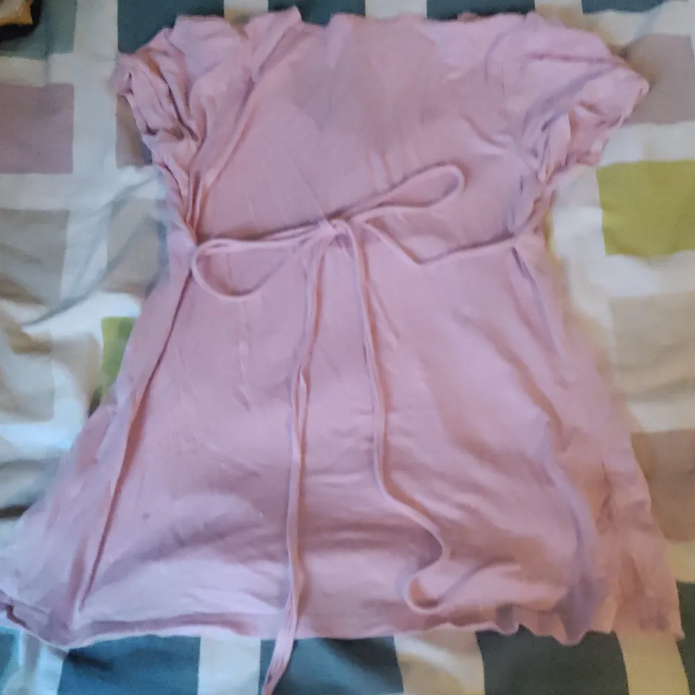 En jätte gullig rosa tröja med knut där bak❤️ Lappen är borta så jag vet inte vilken storlek eller vart den är ifrån men den passar i Xs och mindre . Toppar.