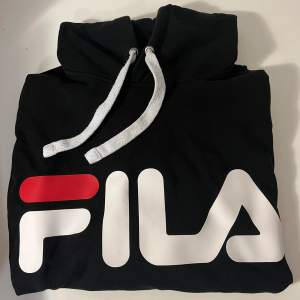 Säljer en svart Fila hoodie i bra skick. Storlek xs💕