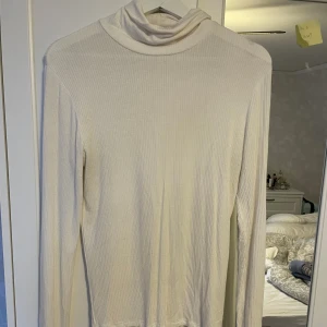 Polotröja  - Snygg vit polotröja från New yorker! Den är perfekt att ha under ett linne eller liknande! Storlek XL