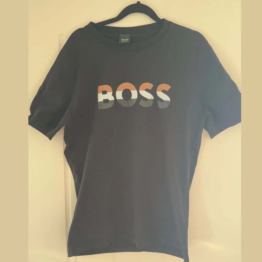 Tjena! Säljer en riktigt snygg Hugo boss T-shirt till sommaren size M skick 9/10. T-shirts.