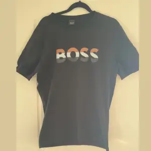 Tjena! Säljer en riktigt snygg Hugo boss T-shirt till sommaren size M skick 9/10