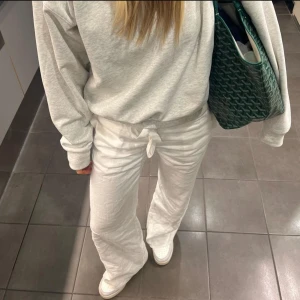 Alobha Label linnebyxor XS - Super fina och eftertraktade linnebyxor från Lova Widerbergs märke Alobha  Storlek Xs  Superfint skick, köpta förra året så de är använda men i toppenskick utan några skavanker, som fläckar missfärgningar eller andra skador