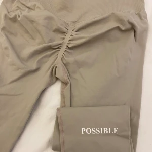 Scrunch tights - Från Svensk Sport Nutrition. Storlek L. Passar M-L. Nypris 629kr. Använda enstaka gånger & i jättebra skick. Syns ej att de är använda.