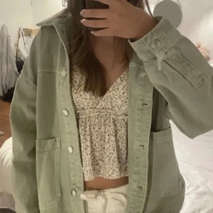 Jeansjacka zara - Säljer denna gröna jeans jacka från Zara. Endast använd en gång. Strl XS passar mig som har S/XS. 