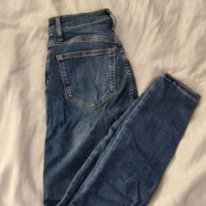Blåa högmidjade jeans från Bik Bok. Extrem stretch, strl. M. Slimfit med dragkedja och knapp. 
