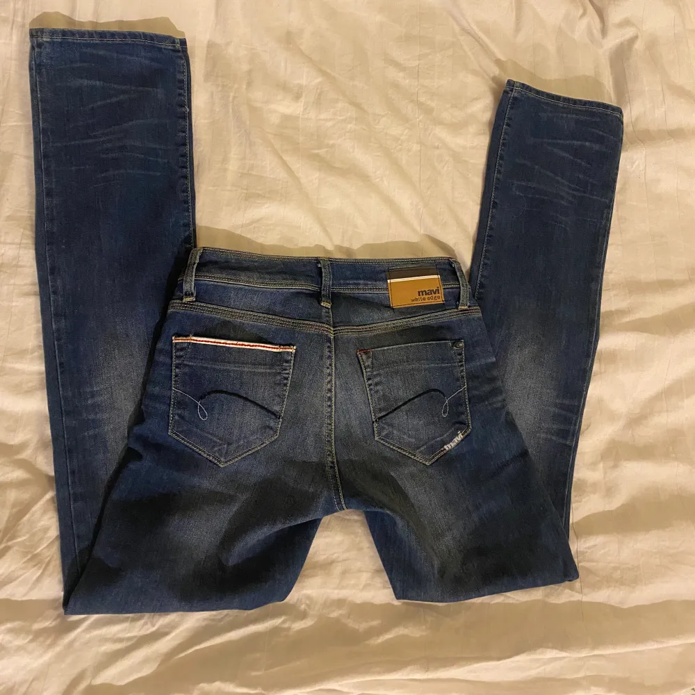 Super fina low Rise, straight leg jeans från Mavi white edge.  De finns små hål på högra låret men det är inte något stort, man kan se det på tredje bilden. Skriv för mer frågor eller bilder🥰. Jeans & Byxor.
