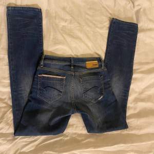 Super fina low Rise, straight leg jeans från Mavi white edge.  De finns små hål på högra låret men det är inte något stort, man kan se det på tredje bilden. Skriv för mer frågor eller bilder🥰