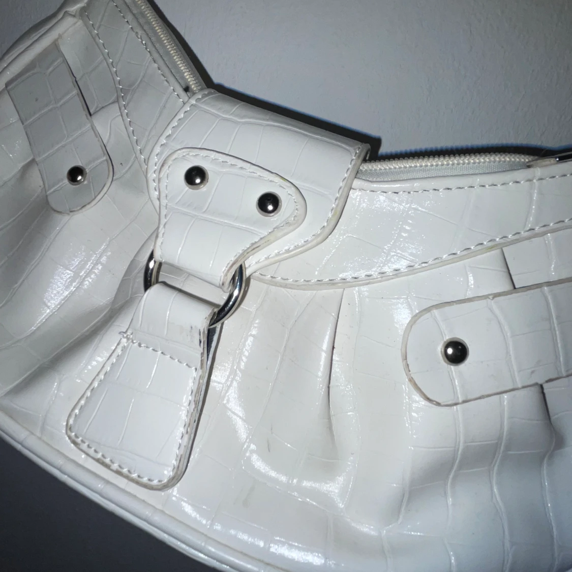 Vit superfin väska som det går att ändra längden på bandet.   - 91