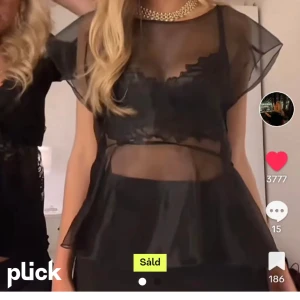 Fest topp!!  - 🎀💫Säljer denna ass snygga fest topp som jag köpt här på plick men som inte kommer till användning. Skulle säga S/M🖤🖤 