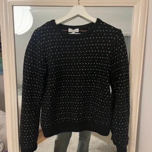 Stickad tröja  - En stor favorit i min garderob som jag nu vill sälja vidare. Svart stickad tröja med små hjärtan på. 