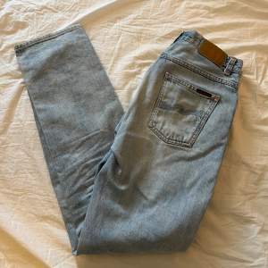Snygga nudie jeans i storlek w29 l32 men skulle säga att dem passar lite större ca w30 l33