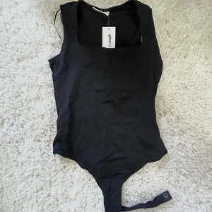 Body från gina tricot  - Helt oanvänd body från gina, prislapp finns kvar. Storlek XS. Kan postas eller mötas upp i Ängelholm 💕