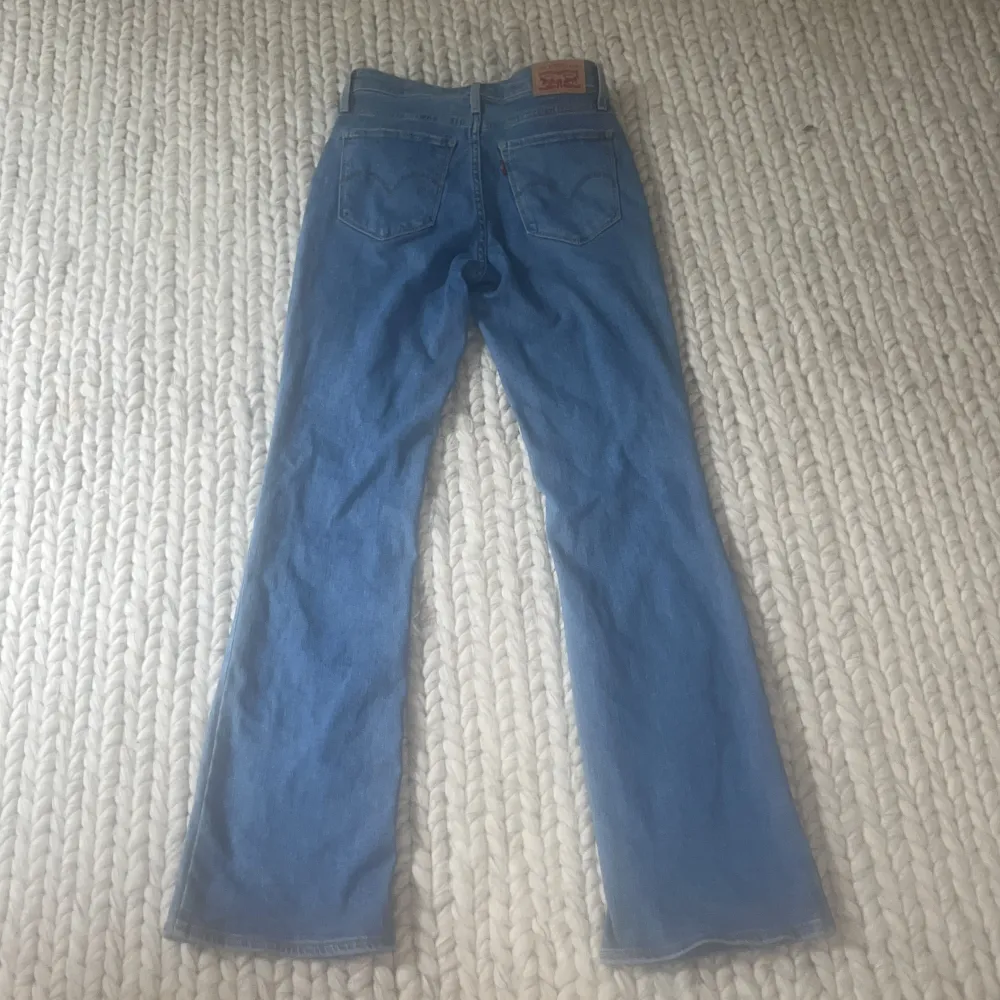 Ett par super snygga jeans ifrån märket Levis i ett jätte fint skick då de är bara testade 🙌💕 så alltså så finns det inga som helst defekter 💕 Köparen står för frakt💕. Jeans & Byxor.