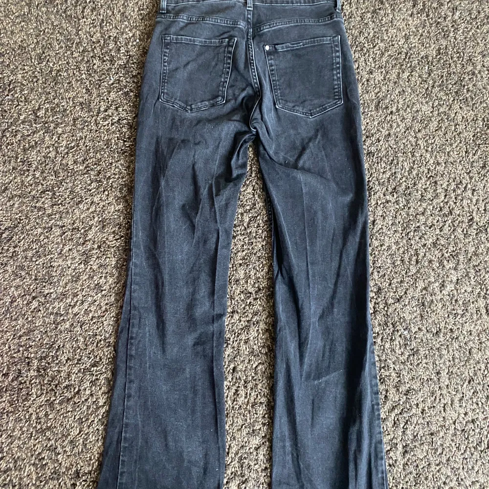 Bootcut high waist jeans från H&M.  Fina och bra skick, väldigt lite använda. 💗 Säljs för att dom inte kommer till användning längre.. Jeans & Byxor.