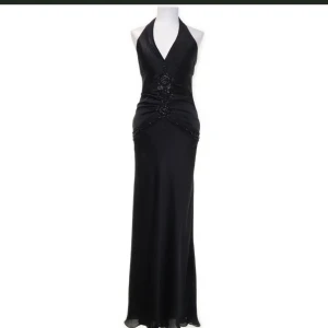 Balklänning  - Svart vintage balklänning, passar xs-s Spenderade ca 1800 på klänningen och säljer för halva priset av de alltså 900kr. Längd vis så hade jag 11cm klackar och är 160 så var 171 i klänningen