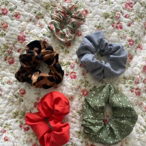  Scrunchies i olika färger - Så söta! Använder dock aldrig så varför inte sälja dem :)) Man kan antingen köpa alla eller styck. Blir dock billigare om man köper hela packet!