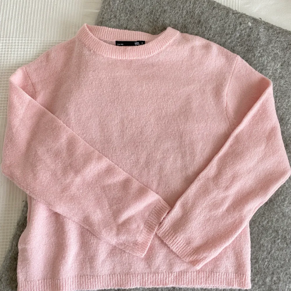 Stickad rosa tröja från lager157, just nu slutsåld i alla storlekar förutom XL, säljer då den inte kommer till användning, använd 1 gång. Nypris 150kr. Stickat.