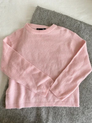 Rosa stickad tröja - Stickad rosa tröja från lager157, just nu slutsåld i alla storlekar förutom XL, säljer då den inte kommer till användning, använd 1 gång. Nypris 150kr