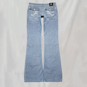 Lågmidjade jeans - Midja:84 innerben:82,5 Lågmidjade jeans från Rock & Republic. Står w27 i men skulle tro att de passar mer w29 och därav skrivit det i annonsen(använd därför mått). Lite blå/brun färg.Lite smånötta vid ex ficka och sömmar men överlag mycket bra skick🤍