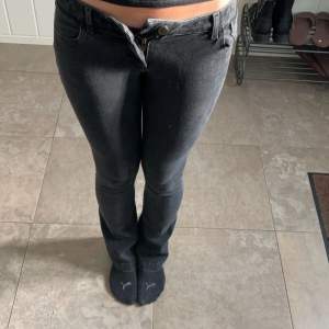 Svarta lågmidjade bootcut jeans från armani bra skick, säljer för att de inte längre passar Jag är runt 168 cm lång Innebenslängd: 77cm Midjemått: ca 36 cm rakt över