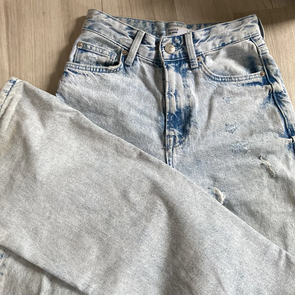  Super snygga ljus blå jeans med hål i knän. Köpte från Bershka för 399kr och säljer för 120kr 💗  Jeansen är jättebra skick!💗. Jeans & Byxor.