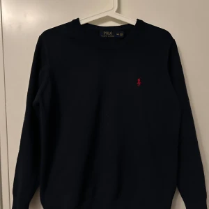 Ralph Lauren tröja - Säljer min Ralph Lauren tröja som jag inte längre använder. Den är i storlek M men sitter som ett S