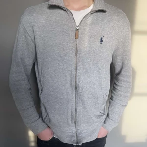 Full zip  - Hej säljer nu min raffe full zip. Köpt för 1600 och använd 4 gånger. Riktigt fet och stilig. Den har inga defekter. Storleken är S och modellen är 170 o väger 52