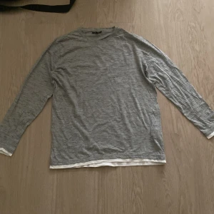 Tröja - Säljer en grå tröja i mycket bra skick 😊