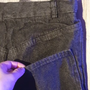 Egengjord svart jeanskjol med fungerande fickor - Har gjort kjolen själv med två stora fungerande fickor på baksidan (man får plats med en mobil) och två små på framsidan. 