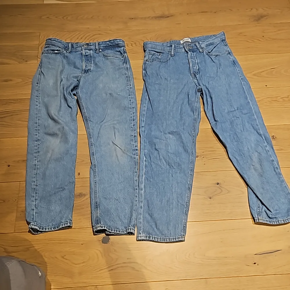 Jag säljer mina jack&Jones jeans pgv att jag inte använder dem längre. En av jeansen har en liten gräsfläg på det högra knät annars inga hål och bra skick. Ett par av jeansen är lite mer bagy och det andra paret är lite mer slim fit.. Jeans & Byxor.