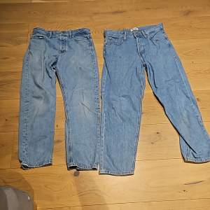 Jag säljer mina jack&Jones jeans pgv att jag inte använder dem längre. En av jeansen har en liten gräsfläg på det högra knät annars inga hål och bra skick. Ett par av jeansen är lite mer bagy och det andra paret är lite mer slim fit.