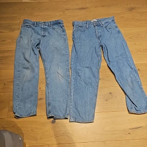 Jack&Jones Jeans - Jag säljer mina jack&Jones jeans pgv att jag inte använder dem längre. En av jeansen har en liten gräsfläg på det högra knät annars inga hål och bra skick. Ett par av jeansen är lite mer bagy och det andra paret är lite mer slim fit.