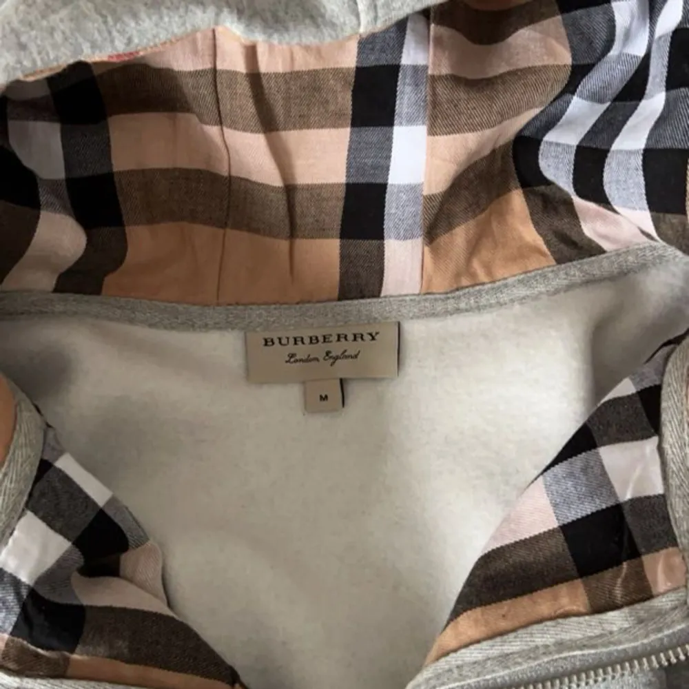 Säljer en sprillans ny Burberry zip-up tröja i storleken M. Hör av er vid intresse!☺️. Hoodies.