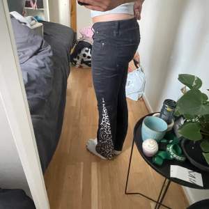 lågmidjade flare jeans med leopard bra skick! Midja-75cm inerbenslängd-72cm