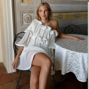 Lojsan Wallin x nakd - Säljer då den va lite liten på mig, slutsåld i de flesta storlekarna! skriv för egna bilder 💌 nypris 799kr