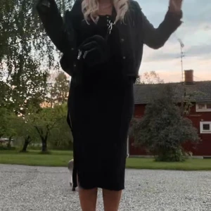 svart ribbad klänning  - jätte fin ribbad klänning ifrån bikbok🖤storlek s men passar även m då den är stretchig, jätte skön med🖤 