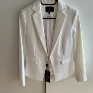 Vit blazer - Vit blazer från Stockholm LM, helt oanvänd! Nypris 999 kr, vid snabb affär kan pris diskuteras ☺️